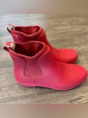 UGG Red Women's Winter & Rain Ankle Boots Size 8
